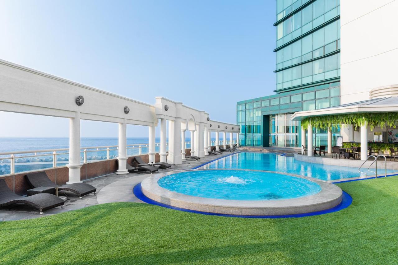 Отель Ramada Plaza By Wyndham Jeju Ocean Front Экстерьер фото