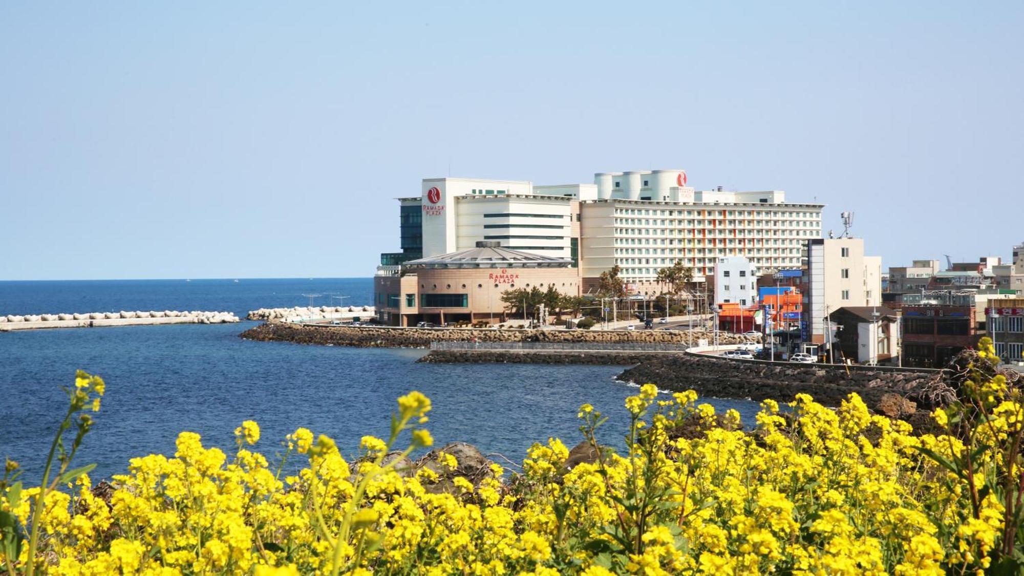 Отель Ramada Plaza By Wyndham Jeju Ocean Front Экстерьер фото